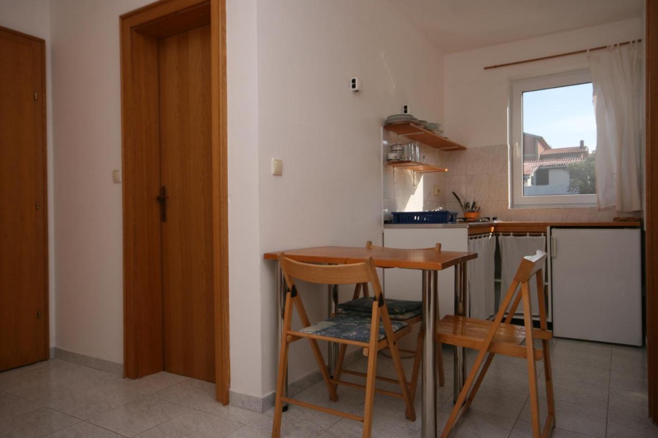 Apartments With A Parking Space Mandre, Pag - 6405 Kolan Exterior photo