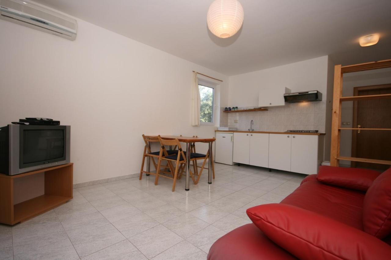 Apartments With A Parking Space Mandre, Pag - 6405 Kolan Exterior photo